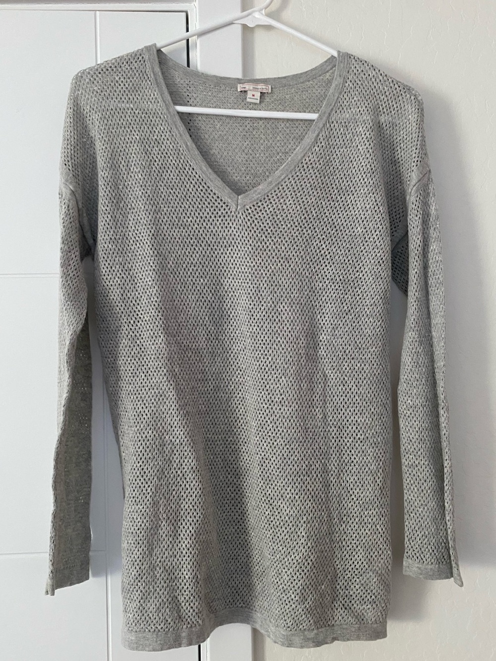 Women’s M. Cute, sheer, GAP Light Gray Open-Knit V-Neck Sweater